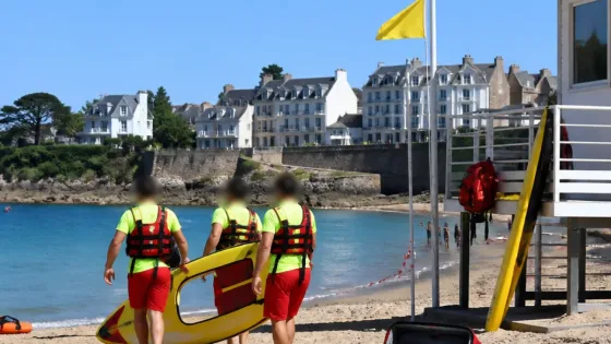Une septuagénaire sauvée de la noyade sur la plage du Casino à Saint‑Quay‑Portrieux