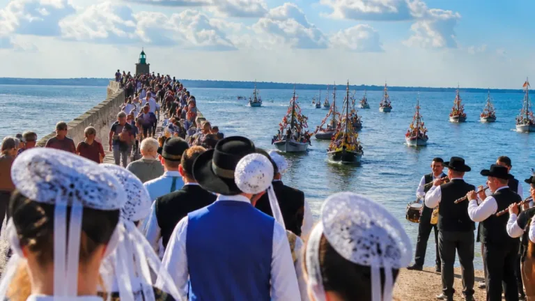 À Fouesnant, le pardon des Glénan rassemble et rend hommage lors d'une bénédiction en mer