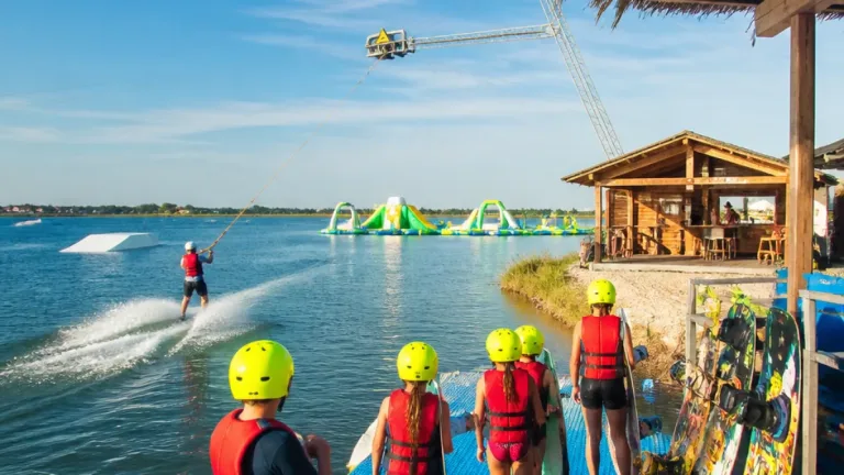 À L’Aiguillon-la-Presqu’île, l’Atlantic Wake Park démocratise le wakeboard et les activités aquatiques
