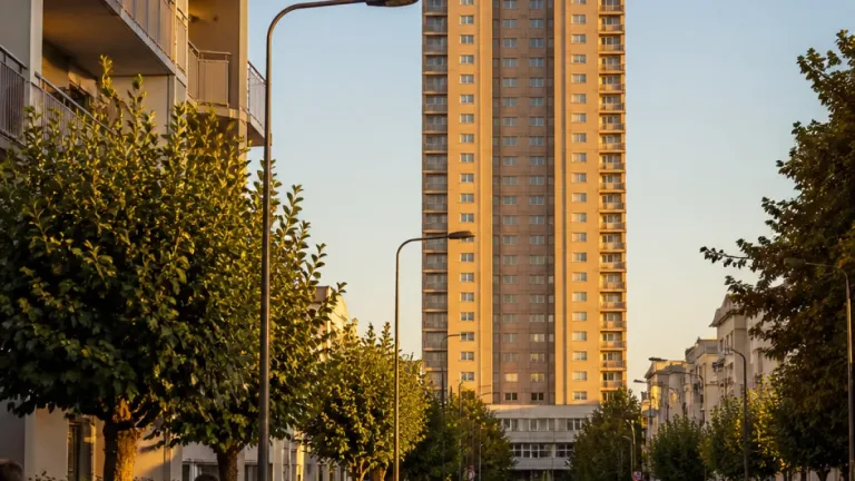À La Roche-sur-Yon, la tour du Grand Pavois, repère urbain depuis 1973