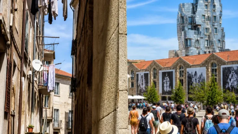 Arles, entre rayonnement photographique et fractures sociales : le modèle face à ses limites