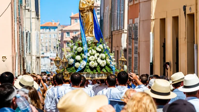 Au Panier, des centaines de Marseillais bravent la canicule pour la procession de l'Assomption