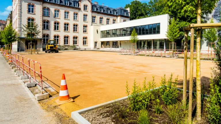 Chambéry : des écoles réaménagées cet été, la cour Waldeck‑Rousseau débittumée à 350 000 €