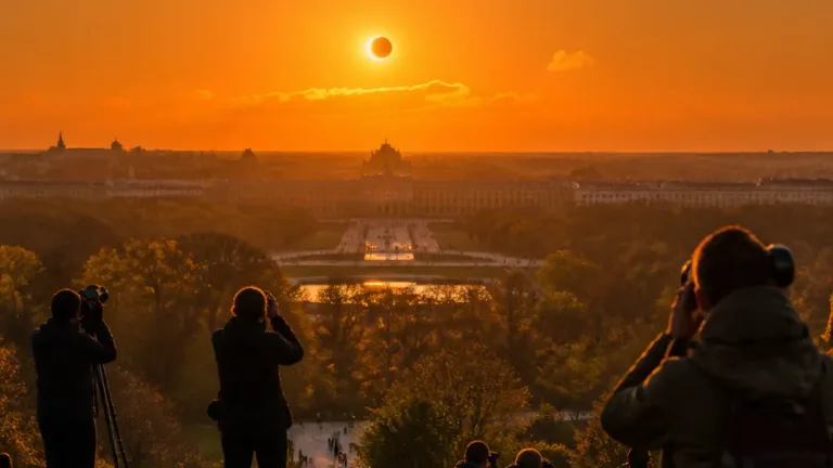 Éclipse partielle du 12 août dans les Yvelines : comment, quand et où observer en toute sécurité