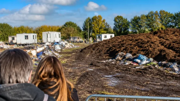 En Gironde, un maire fait répandre du fumier pour dissuader le retour d’un campement