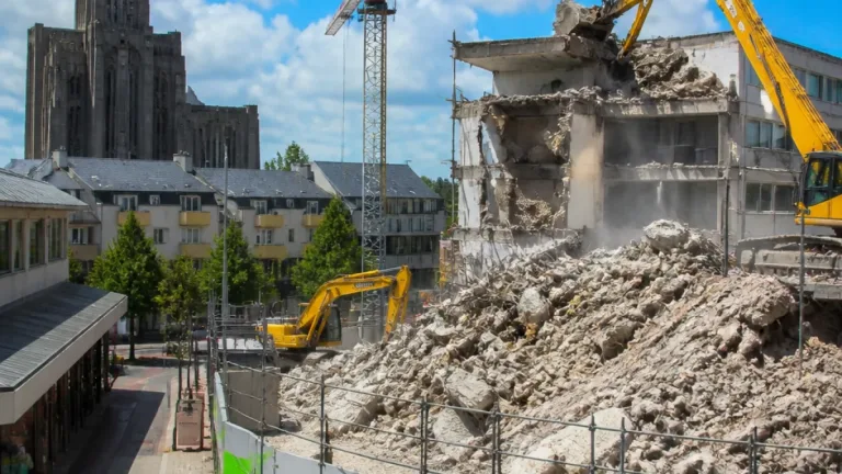 Évry-Courcouronnes : la démolition de l'ex-Poste de l'Agora, pari urbanistique et financier