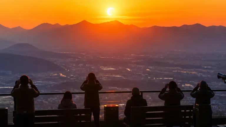 Grenoble : comment et où observer l’éclipse solaire du 12 août, horaires et consignes