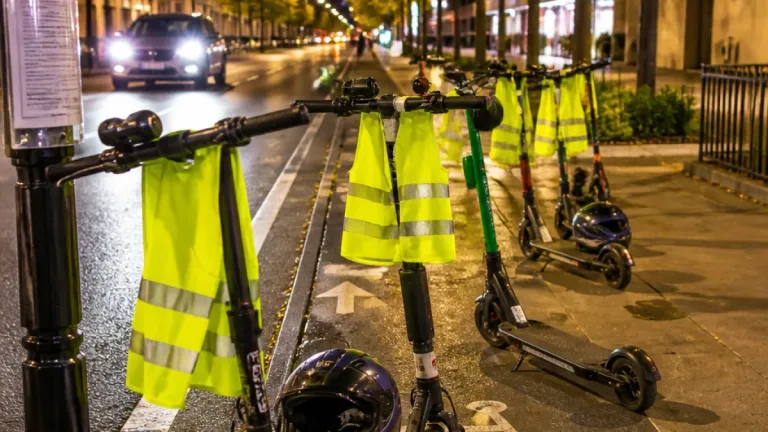 Hauts‑de‑Seine : casque et gilet rétro‑réfléchissant obligatoires pour les trottinettes et EDPM