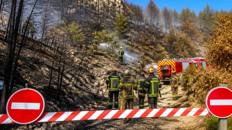 Incendie à Bellegarde-en-Diois : le feu fixé après quinze jours, le massif reste interdit