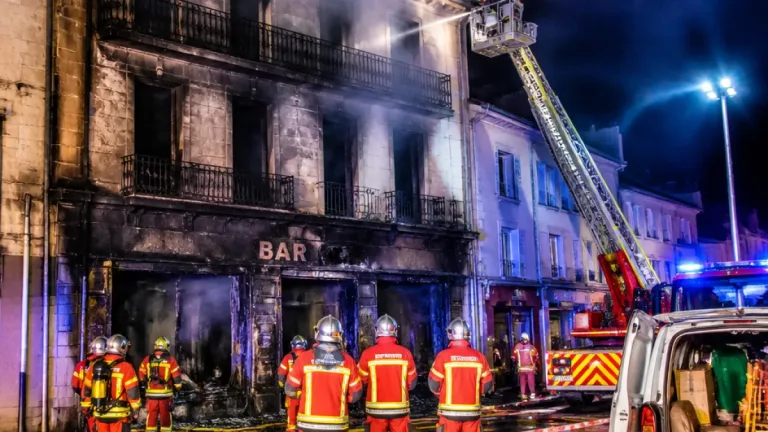Incendie à Elne : un bar fermé administrativement ravagé, neuf personnes relogées