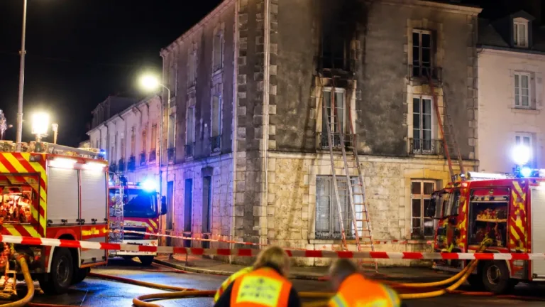Incendie nocturne à La Roche-sur-Yon : un appartement détruit, une enquête ouverte