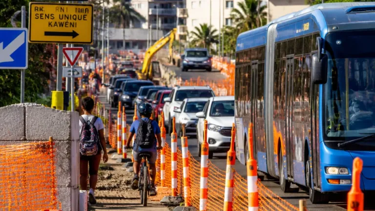 Mamoudzou : le chantier du Caribus accélère la réduction de la place de la voiture