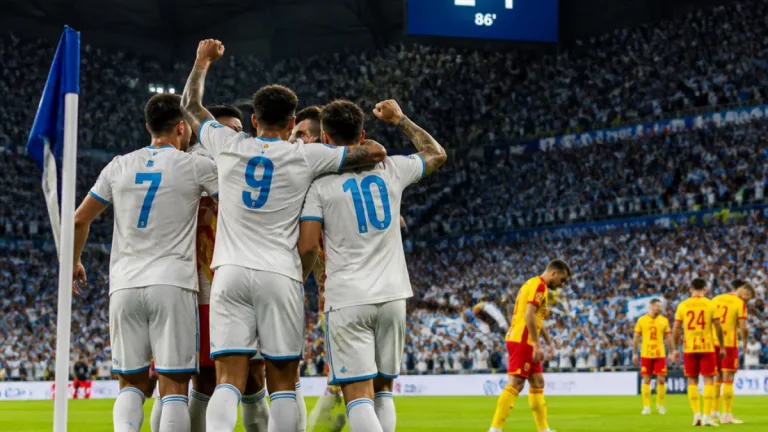 Marseille grimpe sur le podium après une victoire tardive face à Lens