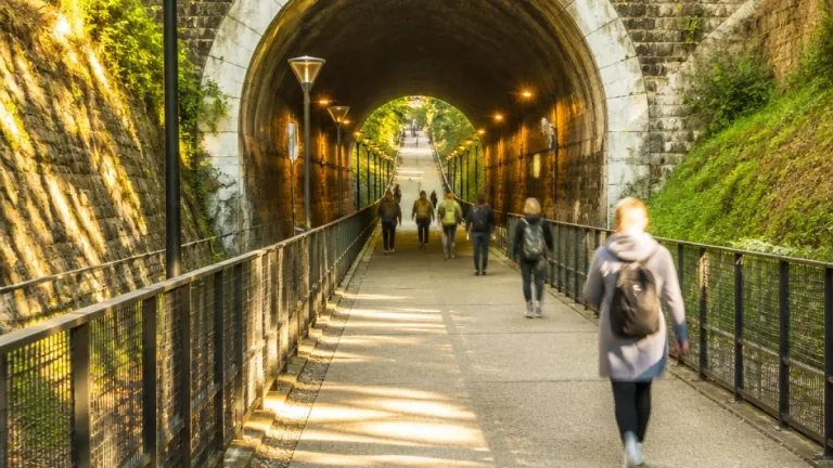 Paris : 300 mètres de plus accessibles sur la Petite Ceinture dans le 15e