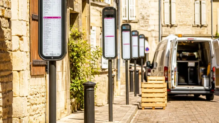 Périgueux : le Grand Périgueux renouvelle plus de 200 poteaux d'arrêts sur le réseau Péribus
