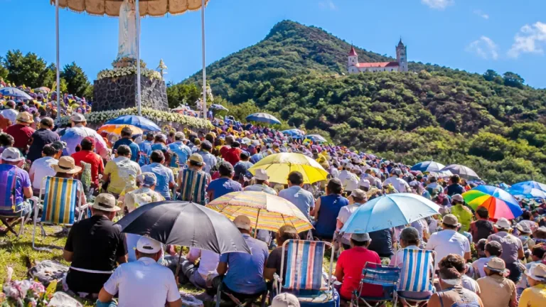 Piton Sainte‑Rose : plus de 10 000 fidèles réunis pour la messe de l’Assomption