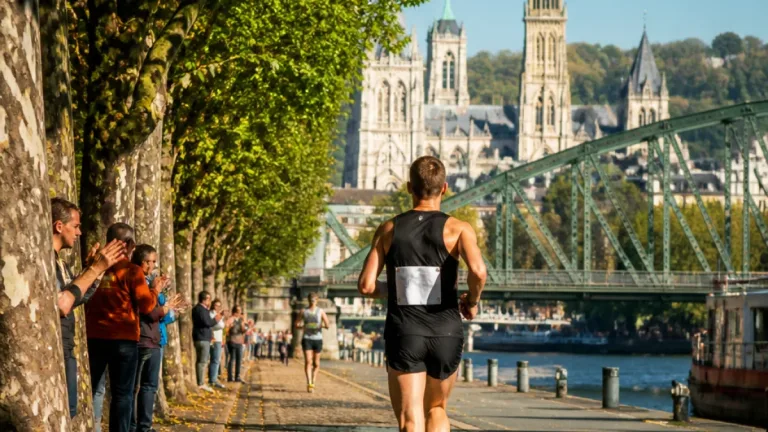 Rouen : victoire en solitaire de l’Orléanais Julien Brasseur sur les quais du Seine‑Marathon 76