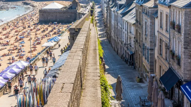Saint‑Malo : fréquentation stable mais dépenses en recul, la saison touristique affiche des signes de tension