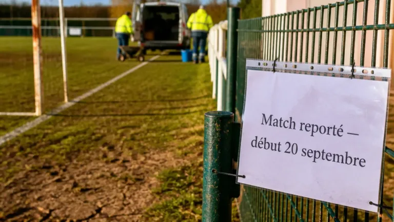 Sécheresse : le District des Deux‑Sèvres reporte de deux semaines le coup d'envoi du foot départemental