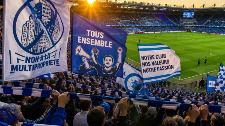 Strasbourg : les ultras du RCSA mettent fin au « quart d’heure de silence », retour aux chants