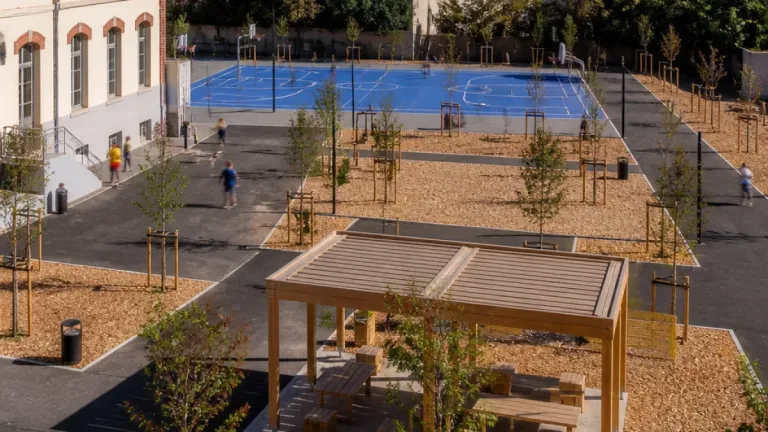 Toulon : l’école Jean Aicard inaugure une cour végétalisée et 930 m² désimperméabilisés