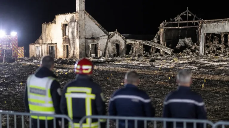 Trois morts à Lhoumois : une enquête ouverte après un incendie qui a ravagé une maison et un hangar