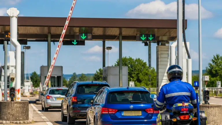 Trois véhicules britanniques interceptés après six mois de fraudes au péage de Saint‑Maurice‑Colombier