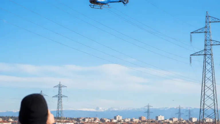 Un hélicoptère de RTE survole Perpignan : pourquoi des inspections à basse altitude