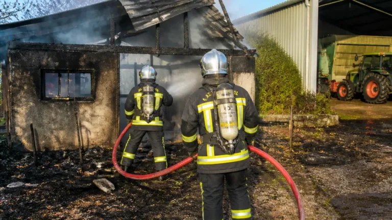 Un petit bâtiment agricole détruit par un feu à Saint-Derrien : 17 pompiers mobilisés