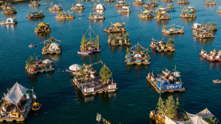 Un village flottant éphémère transforme le lac de Grandval en scène collective