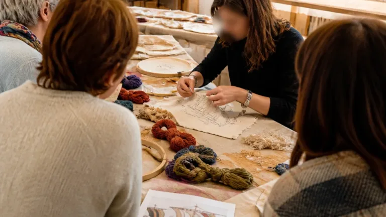 Une artiste de l’Orne initie au « point de Bayeux » avant d’exposer une œuvre en 2027