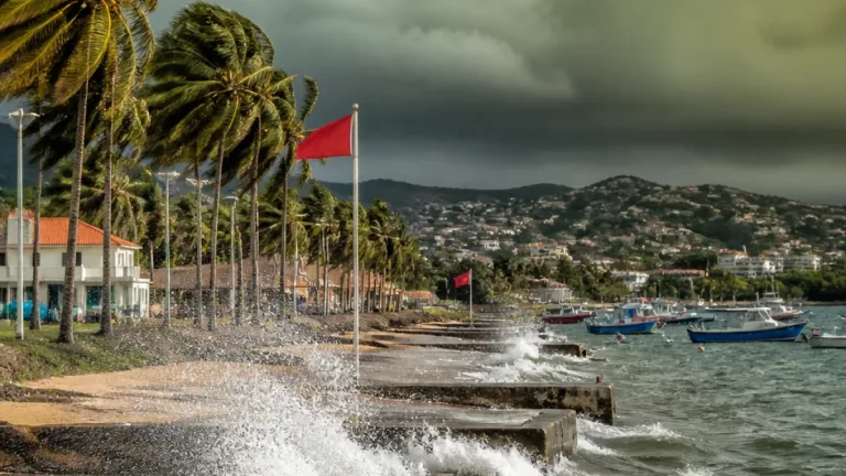 Une onde tropicale sous surveillance : dégradation attendue aux Antilles françaises samedi 15 août