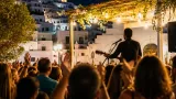 Αστυπάλαια: Έκπληξη στο πανηγύρι — ο Κ. Αργυρός τραγούδησε στην πλατεία της Χώρας