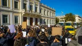 Χίος: Γονείς διαμαρτύρονται για τα σχολικά — Παρλαμάς καταλογίζει ευθύνες στην «δεξιά πολυκατοικία»