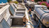 Έλλειψη νερού στο Μπατσί: δεξαμενές άδειασαν, βυτιοφόρα μεταφέρουν νερό