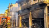Φωτιά κατέστρεψε αντιπροσωπεία δικύκλων στη Χίος — μεγάλες υλικές ζημιές