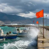 Ισχυρό μελτέμι: έως και 120 χλμ./ώρα ριπές στην Ανατολική Κρήτη — προειδοποίηση για θαλάσσιες μετακινήσεις