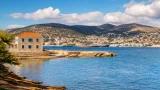 Λαύριο: Αντιδράσεις για νέο γλυπτό κοντά στο μνημείο της «Γυναίκας της Μακρονήσου»