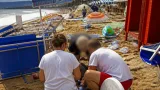 Λουτράκι: Ισχυρό μπουρίνι σήκωσε ομπρέλες και τραυμάτισε λουόμενους, ανάμεσά τους παιδιά
