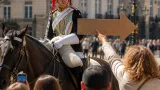 Μητέρα εκπλήσσει τον γιο στη Βασιλική Φρουρά του Λονδίνου — τρυφερή στιγμή μπροστά σε τουρίστες