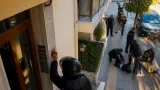 Νέα Σμύρνη: Βίντεο δείχνει άνδρα να «σημαδεύει» πόρτες — δύο συλλήψεις για απάτες σε βάρος ηλικιωμένων