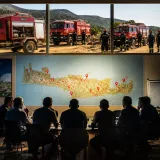 Σε αυξημένη επιχειρησιακή ετοιμότητα η Κρήτη: κλειστή σύσκεψη της Πυροσβεστικής και μετακινήσεις δυνάμεων