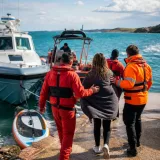 Έγκαιρη διάσωση αλλοδαπής στο Μακρύ Γιαλό μετά από παρασυρμό με SUP λόγω ισχυρών ανέμων