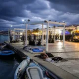 Εντός παραλιακής πλατείας της Ιεράπετρας παραμένουν 86 μετανάστες — 4 νοσηλεύονται