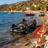 Αυτοκίνητο στη θάλασσα στο Λασίθι: χωρίς πινακίδα, δίχως επιβάτες — αναλαμβάνει η Ασφάλεια