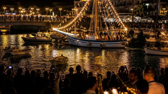 Μαγευτική Βαρκαρόλα στο Αργοστόλι: φωτισμένο καΐκι, καντάδες και πλήθος κατοίκων