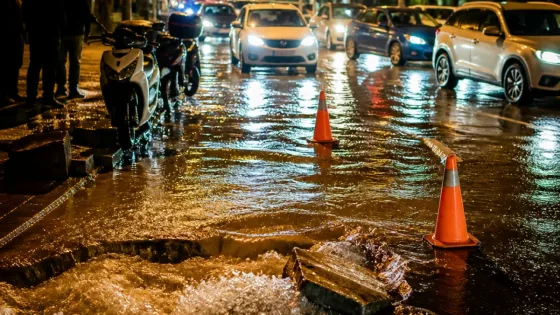 Μεγάλη διαρροή αγωγού στη Γλυφάδα: δρόμοι πλημμυρίζουν, κάτοικοι καταγγέλλουν καθυστέρηση ΕΥΔΑΠ