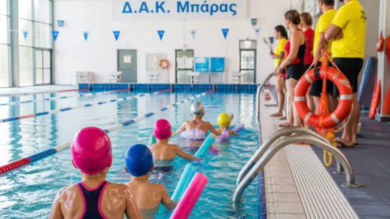 Σχολικά μαθήματα κολύμβησης στα Τρίκαλα: η πρώτη βουτιά στο Δ.Α.Κ. Μπάρας
