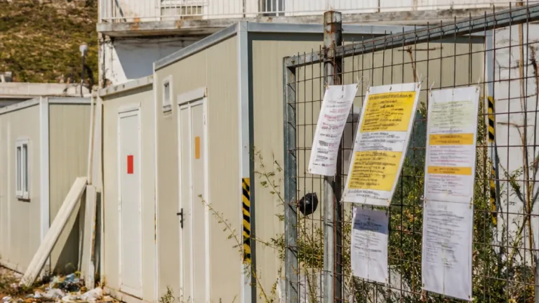 Αρκαλοχώρι: Πέντε χρόνια μετά τον σεισμό, η αποκατάσταση παραμένει ανεπίλυτη