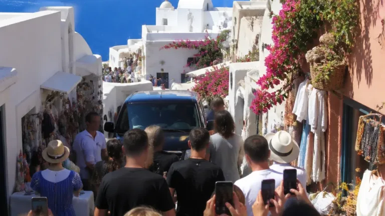 Διεθνής προσωπικότητα στην Οία: η επίσκεψη της Paris Hilton και οι επιπτώσεις στην τοπική εικόνα